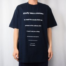 画像2: "Kindly take a moment..." メッセージプリントTシャツ NAVY L (2)