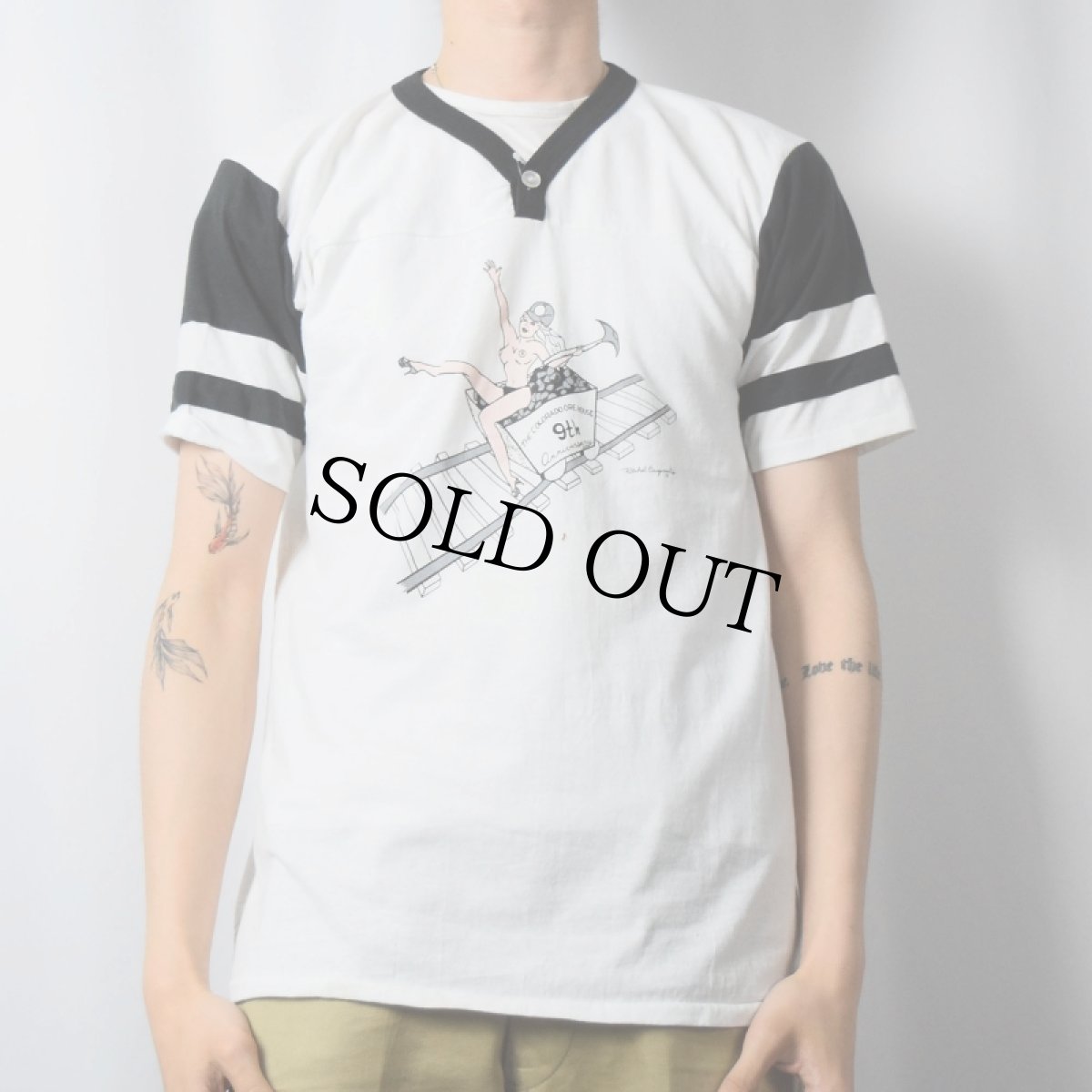 画像2: 90's USA製 "THE COLORADO ORE HOUSE 9th anniversary" シュールイラスト ヘンリーネック エロTシャツ L (2)