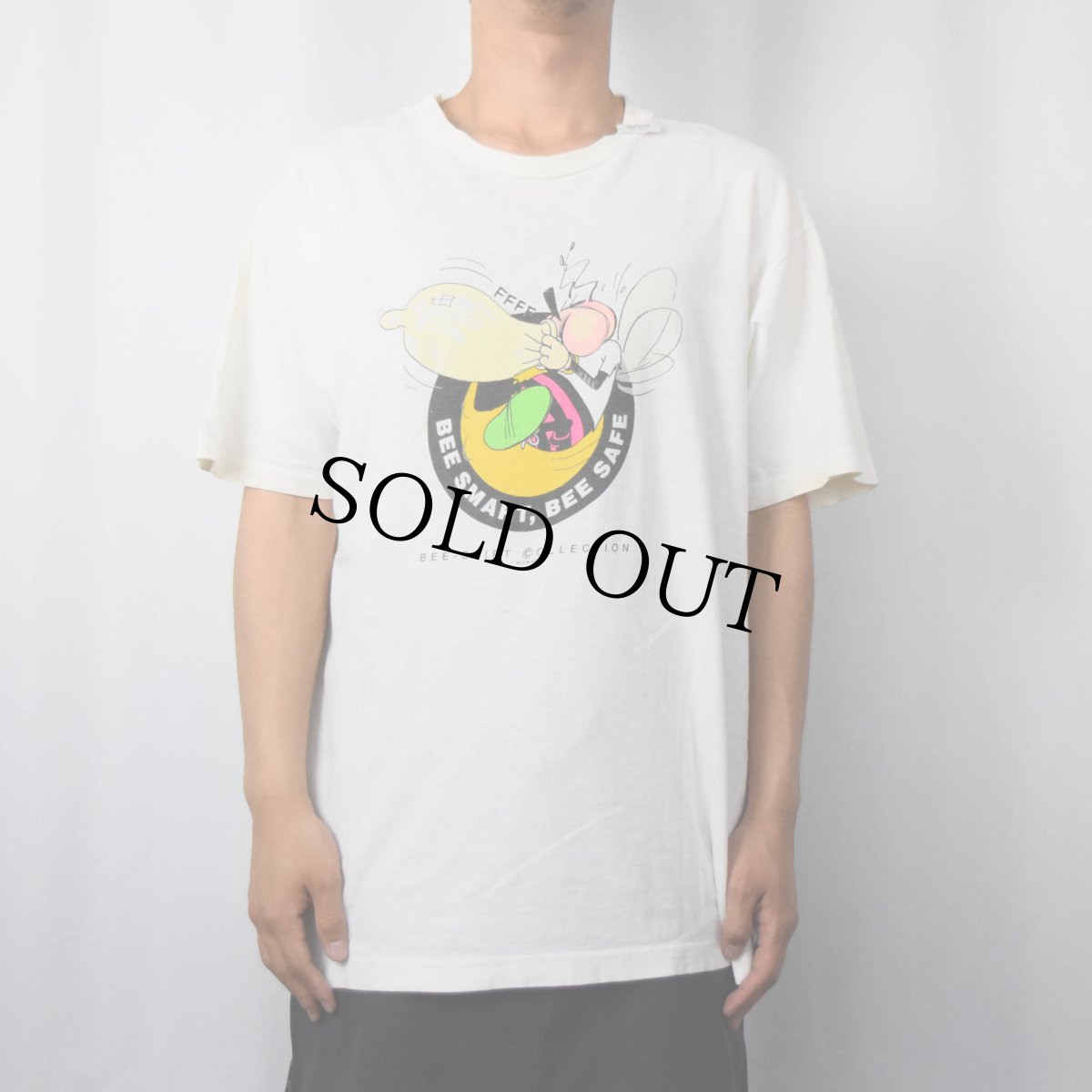 画像2: 90's CANADA製 "BEE SMART, BEE SAFE" シュールイラスト エロTシャツ (2)