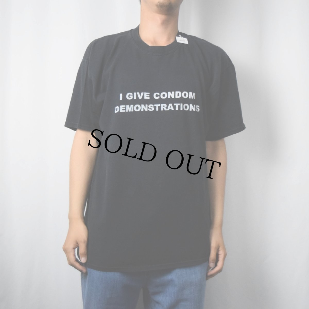 画像2: "I GIVE CONDOM DEMONSTRATIONS" メッセージプリント エロTシャツ BLACK L (2)