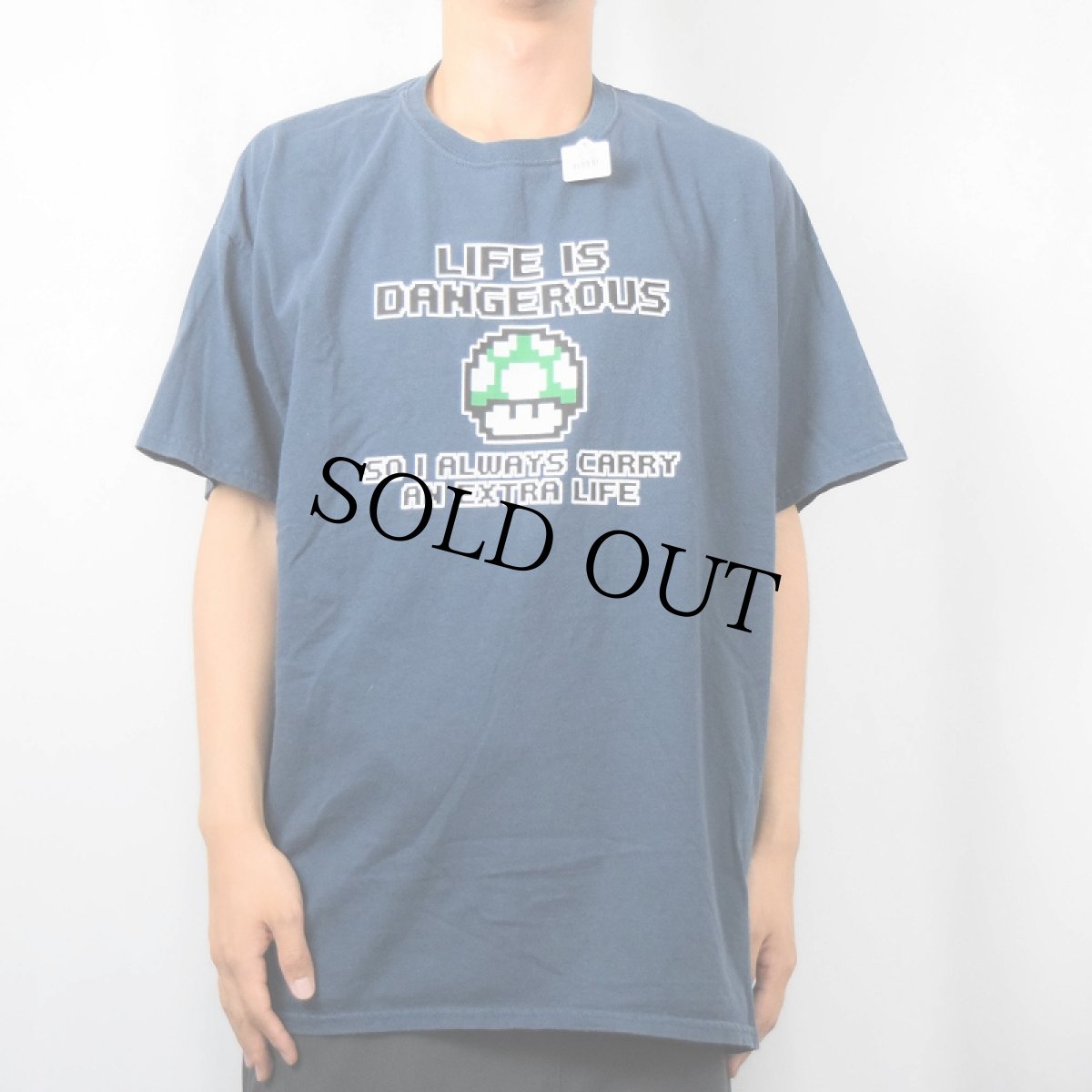 画像2: スーパーマリオ "LIFE IS DANGEROUS..." ゲームキャラクタープリントTシャツ NAVY XL (2)