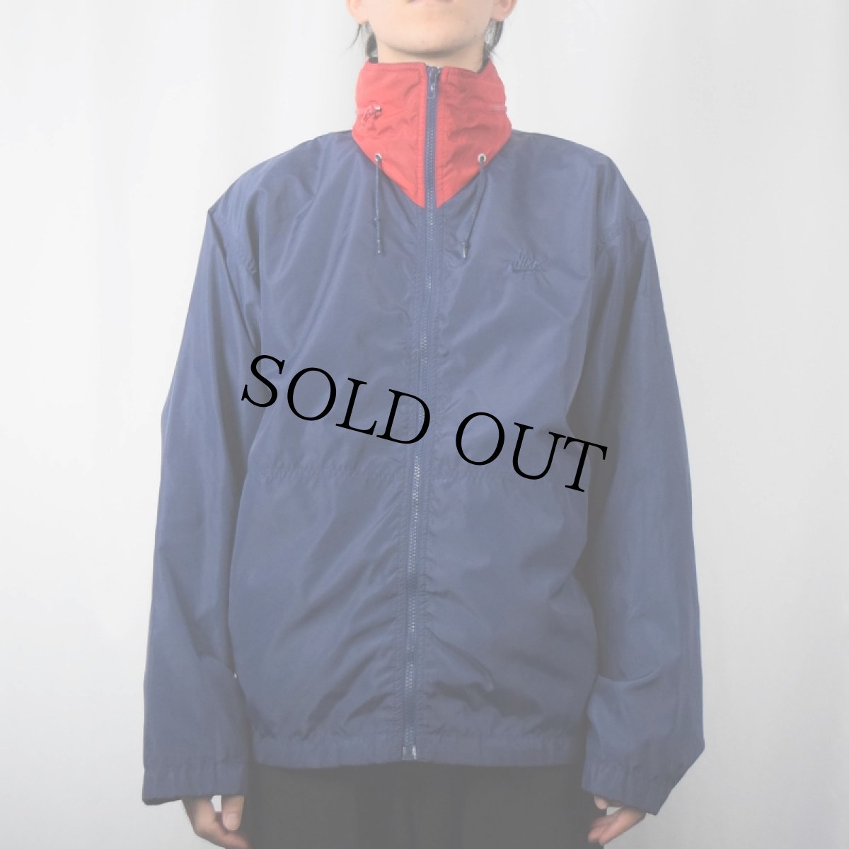 画像2: 80's NIKE 紺タグ ロゴ刺繍 2トーン ナイロンジャケット L (2)