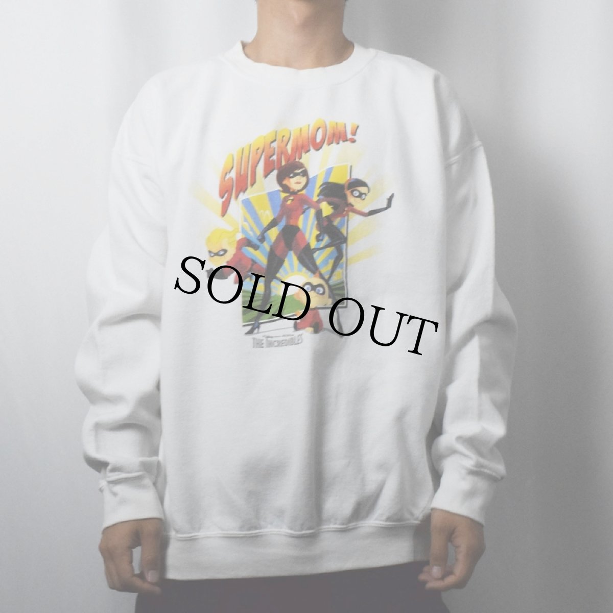 画像2: Disney THE INCREDIBLES "SUPERMOM!" キャラクタープリントスウェット (2)