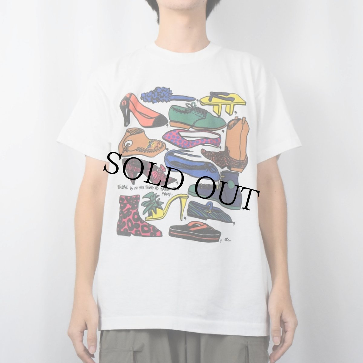 画像2: 90's USA製 "THERE IS NO SUCH THING AS HAVING TOO MANY..." 靴イラストプリントTシャツ XL (2)