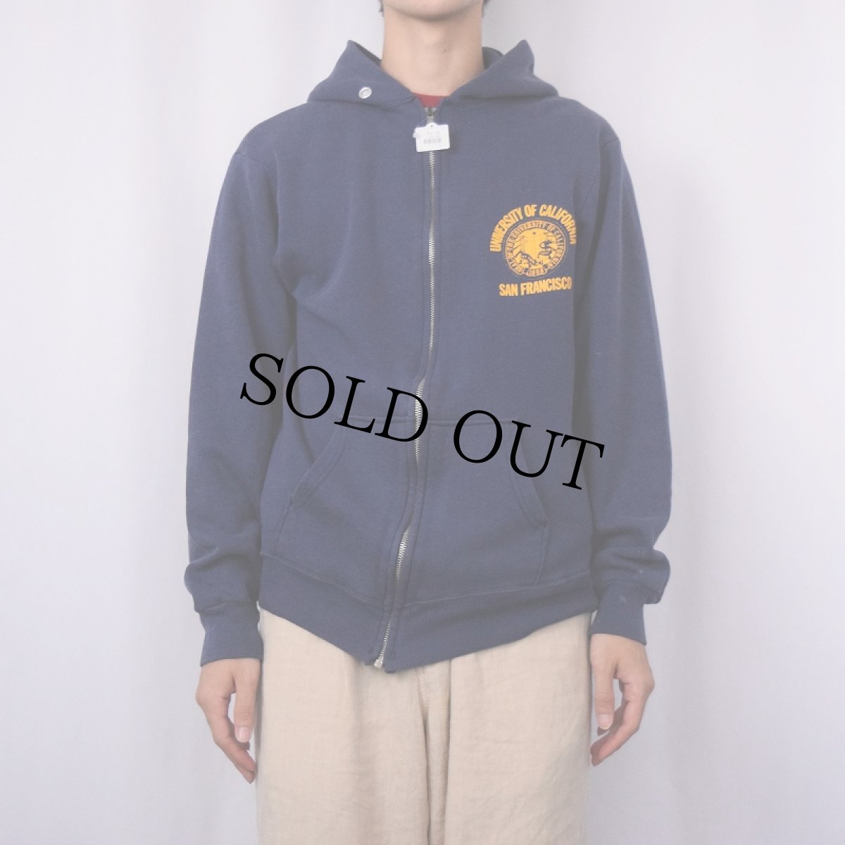 画像2: 80's Champion トリコタグ USA製 "UNIVERSITY OF CALIFORNIA" プリントスウェットジップパーカー NAVY L (2)