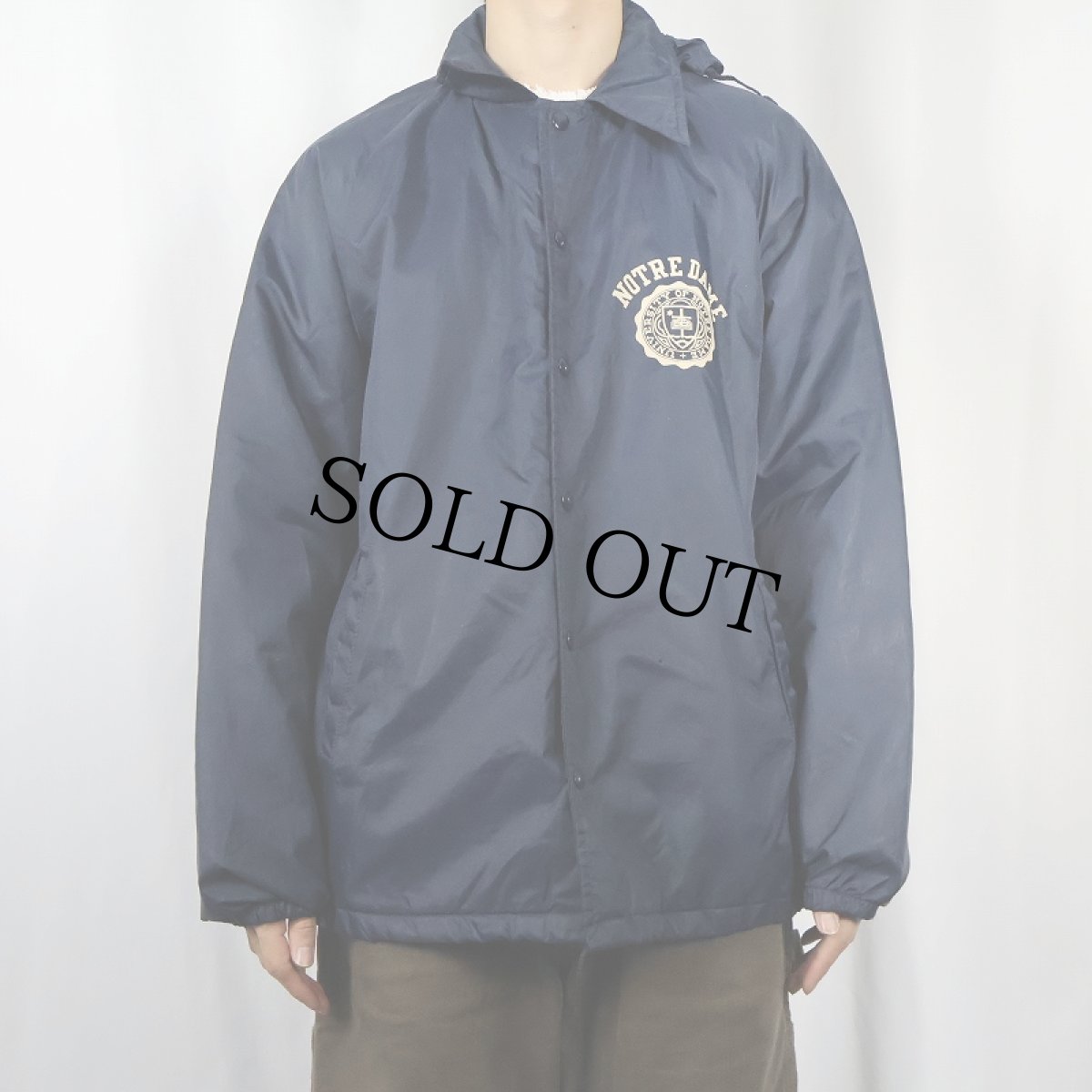 画像2: 70's Champion PRODUCTSタグ "NOTREDAME" プリントナイロンコーチジャケット NAVY L (2)