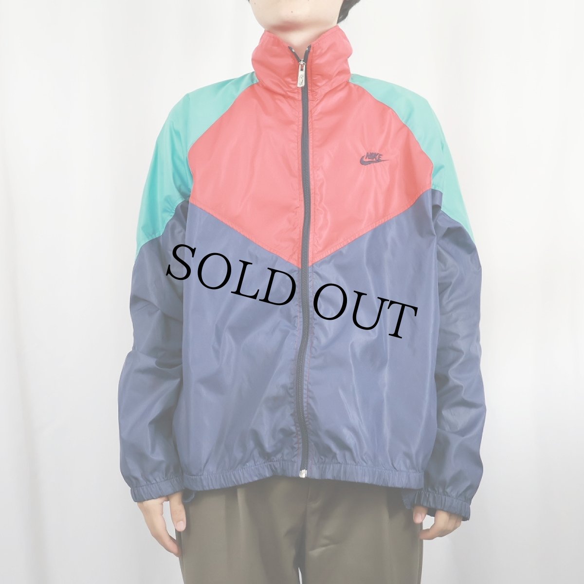 画像2: 80's NIKE 紺タグ ロゴ刺繍 切り替えデザイン ナイロンジップジャケット L (2)