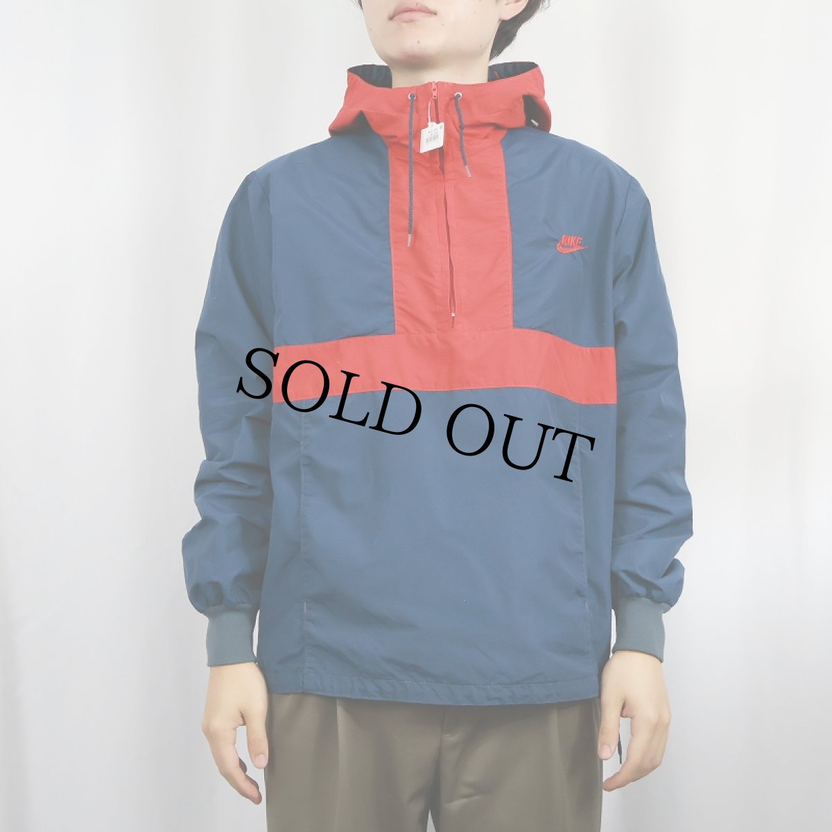 画像2: 80's NIKE 紺タグ ロゴ刺繍 ナイロンプルオーバーパーカー M (2)