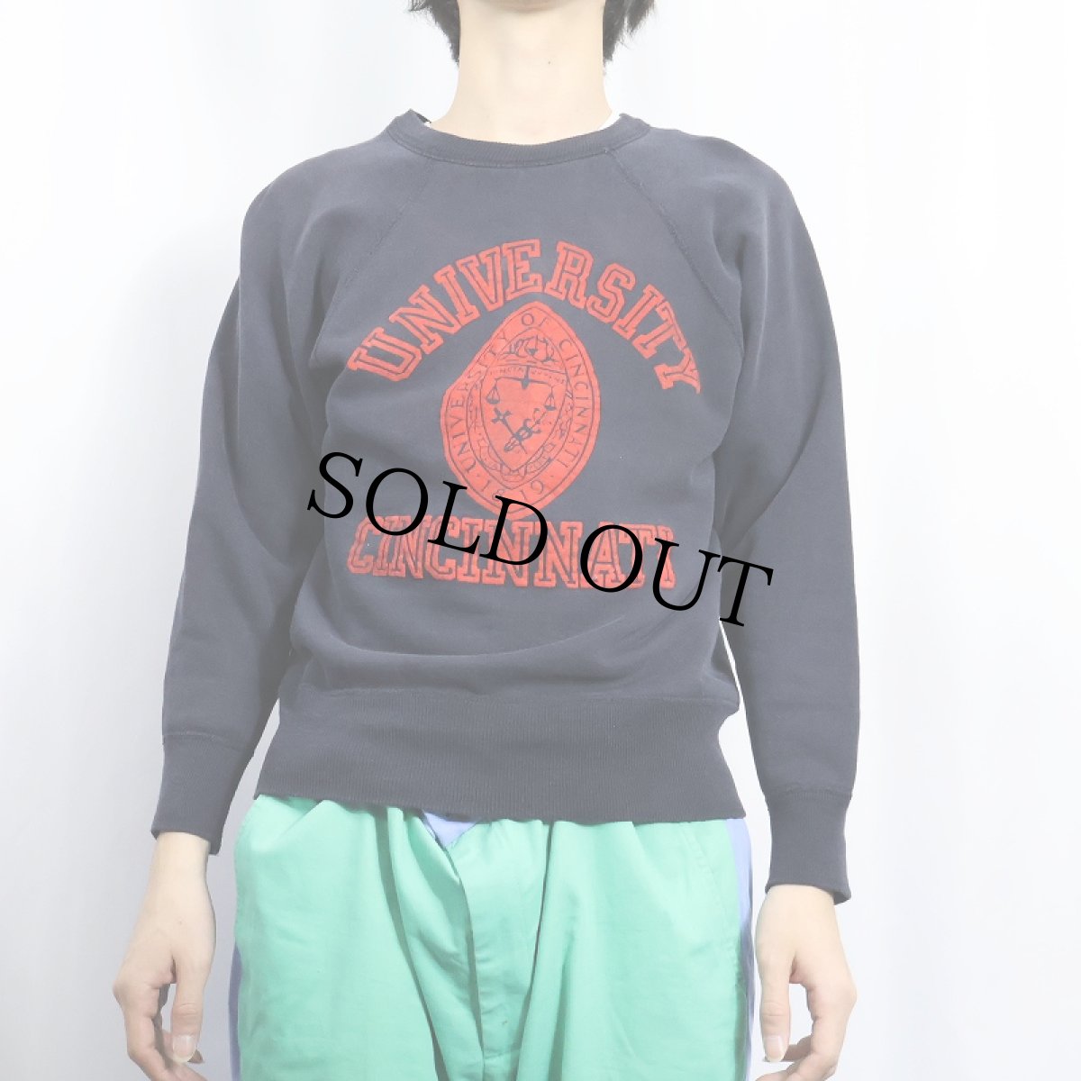 画像2: 60's Nowrich USA製 "UNIVERSITY CINCINNATI" フロッキープリント ラグランスウェット NAVY M (2)