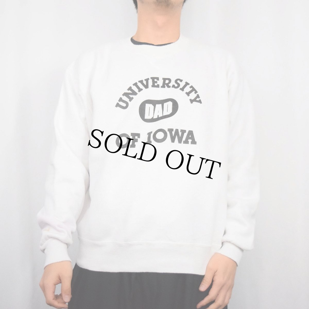 画像2: 90's RUSSELL ATHLETIC USA製 "UNIVERSITY OF IOWA" 前V プリントスウェット L (2)