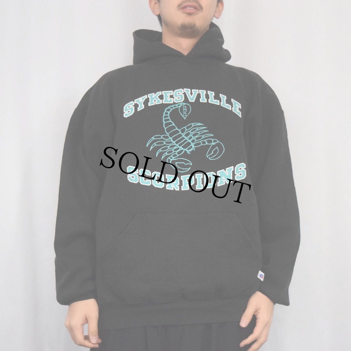 画像2: 90's RUSSELL ATHLETIC USA製 "SYKESVILLE SCORPIONS" プリントスウェットフーディー BLACK XL (2)