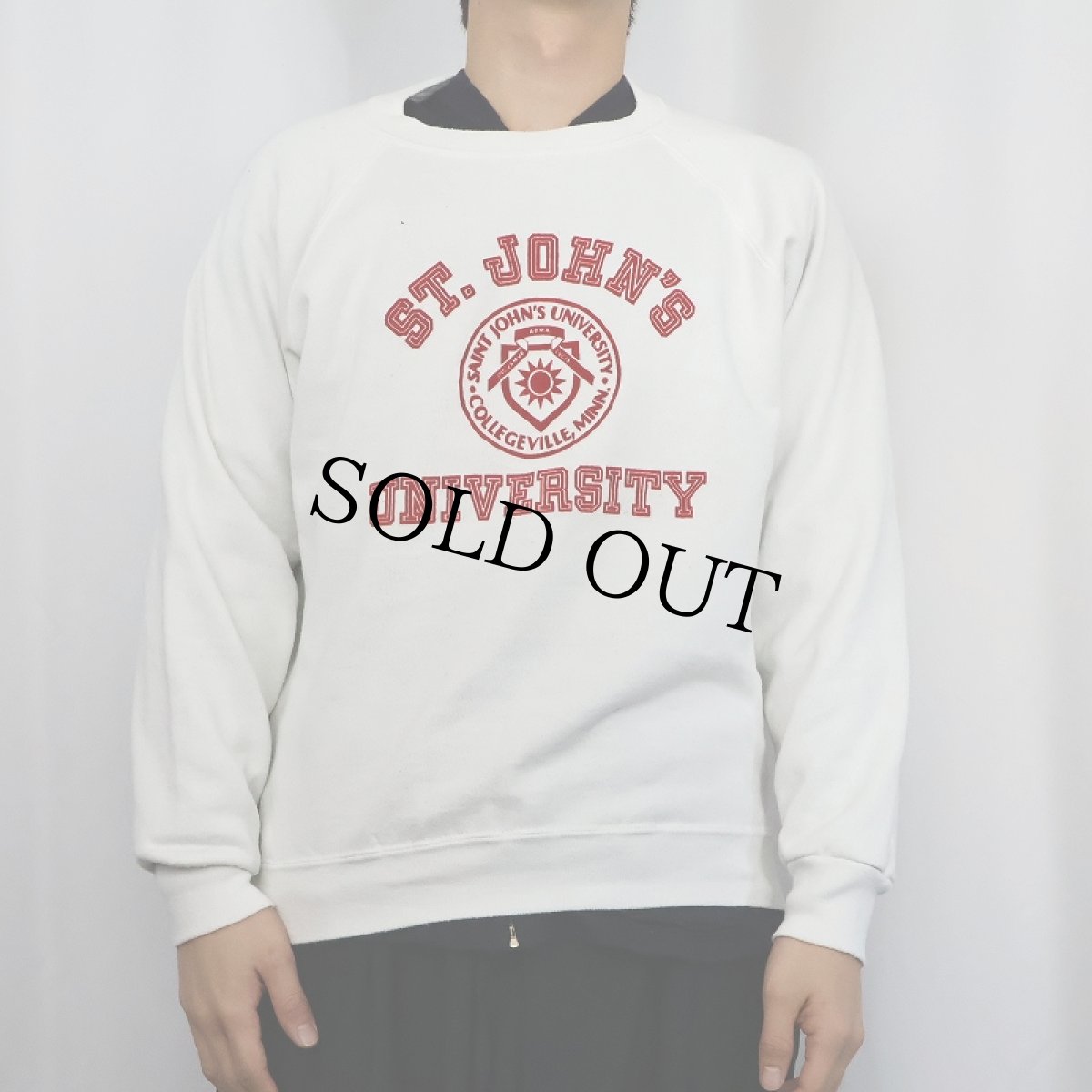 画像2: 80's Champion トリコタグ USA製 "ST. JOHN'S UNIVERSITY" フロッキープリントラグランスウェット L (2)