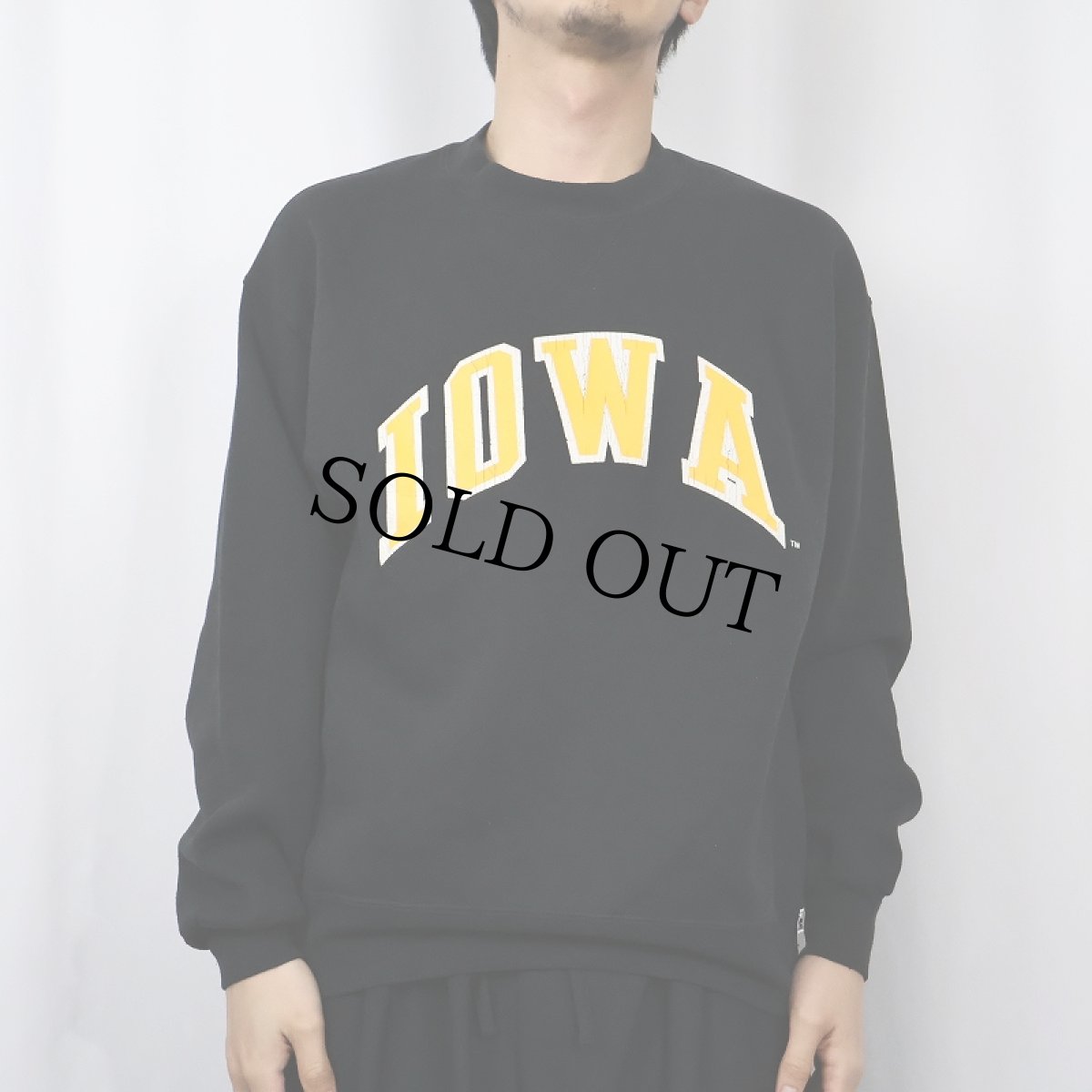 画像2: 90's RUSSELL ATHLERIC USA製 "IOWA" 前V プリントスウェット BLACK L (2)