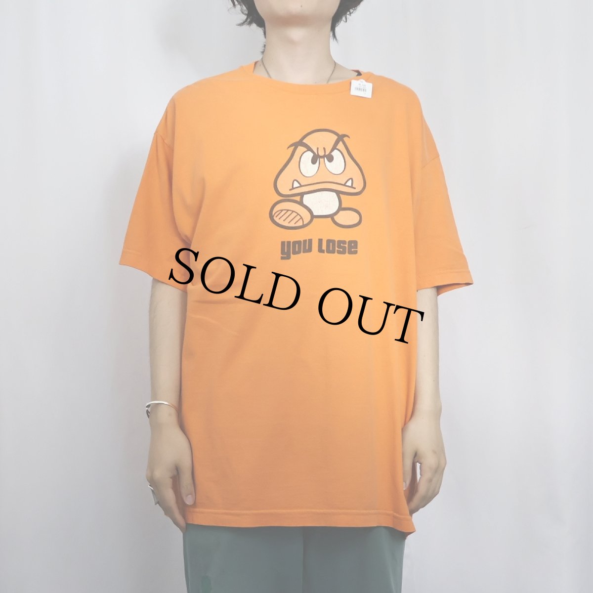 画像2: スーパーマリオ "クリボー" ゲームキャラクタープリントTシャツ XL (2)