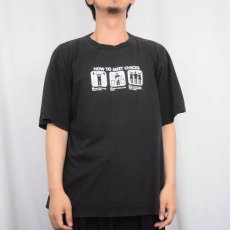 画像2: "HOW TO MEET CHICKS" ピクトグラムプリントTシャツ L (2)