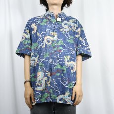 画像2: Reyn Spooner 龍柄 コットン×ポリエステルボタンダウンシャツ L (2)