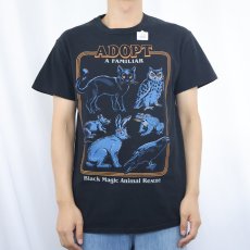 画像2: Steven Rhodes "Black Magic Animal Rescue" イラストプリントTシャツ BLACK M (2)