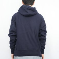 画像3: Champion REVERSE WEAVE "NOTRE DAME" プリントスウェットフーディー NAVY M (3)