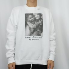 画像2: 90's "NOBODY'S BORN A BIGOT" フォトプリントスウェット L (2)