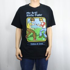画像2: Steven Rhodes "My first Knife Fight" イラストプリントTシャツ BLACK L (2)