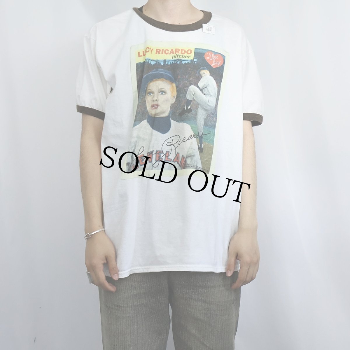 画像2: I Love Lucy "Lucy Ricardo pitcher" コメディドラマプリントリンガーTシャツ (2)