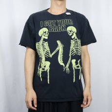 画像2: "I GOT YOUR BACK" スカル シュールプリントTシャツ (2)
