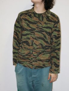 画像1: 70's〜 民間品 タイガーストライプカモ柄 コットンシャツ SMALL (1)