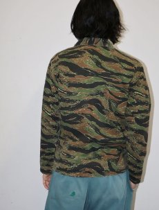 画像2: 70's〜 民間品 タイガーストライプカモ柄 コットンシャツ SMALL (2)