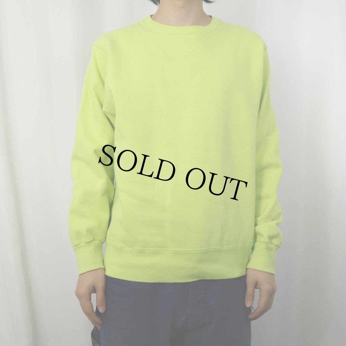 画像2: 90's Champion 青刺繍タグ 中期 USA製 前V ネオンカラー 無地スウェット M (2)