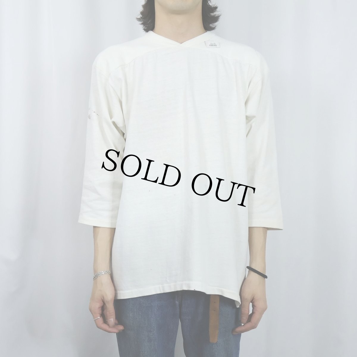 画像3: 60〜70's "Seekins Dairy" チェーン刺繍 Vネック コットンフットボールTシャツ (3)
