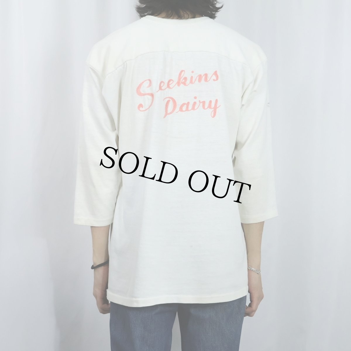 画像4: 60〜70's "Seekins Dairy" チェーン刺繍 Vネック コットンフットボールTシャツ (4)