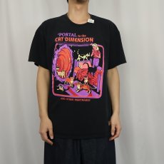 画像2: Steven Rhodes "PORTAL to the CAT DIMENSION" イラストプリントTシャツ BLACK XL (2)