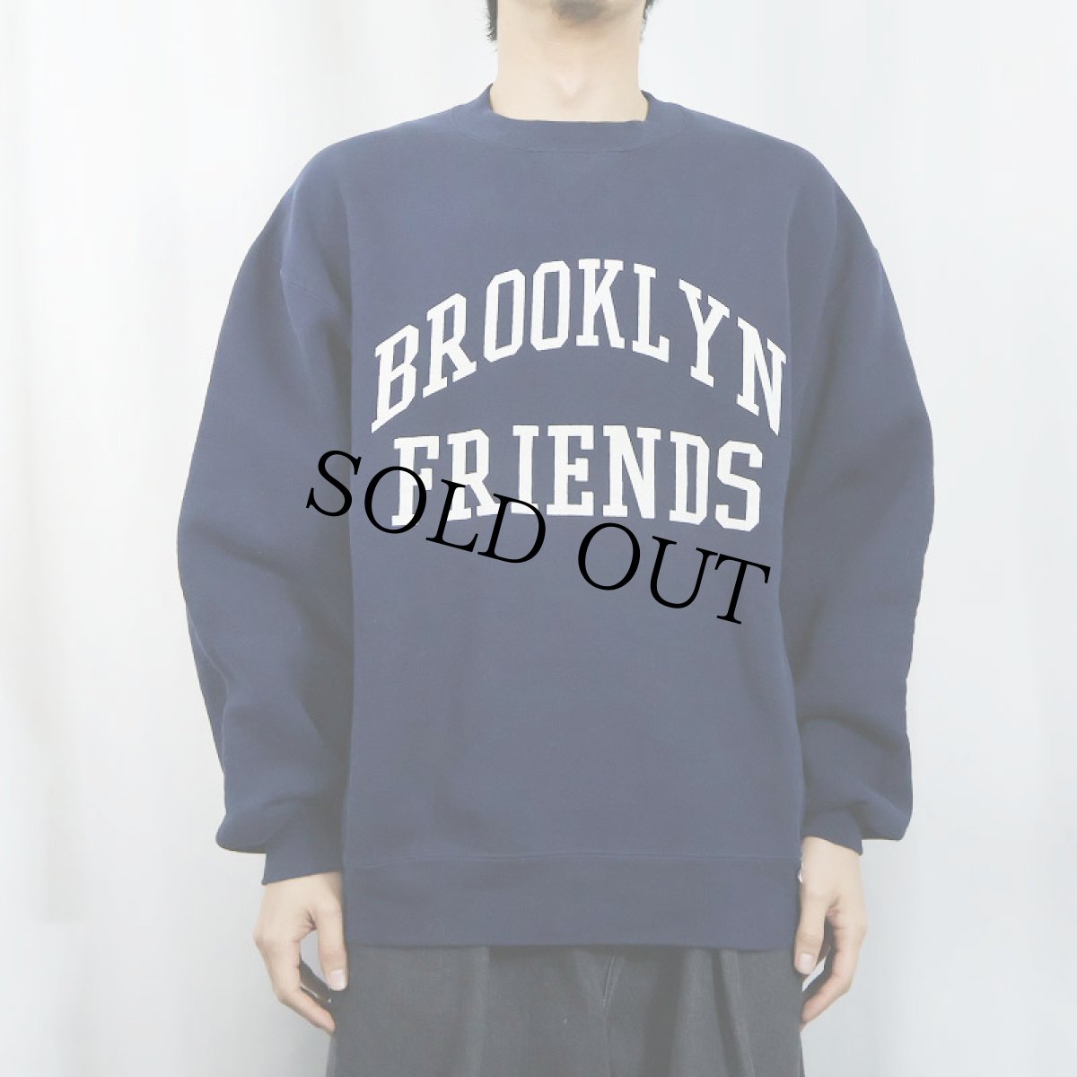 画像2: 90's RUSSELL ATHLETIC USA製 "BROOKLYN FRIENDS" 前V プリントスウェット NAVY L (2)