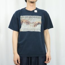 画像2: Michelangelo アダムの創造 アートプリントTシャツ NAVY (2)