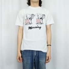 画像2: 90's CANADA製 "Mooning" シュールイラストプリントTシャツ M (2)