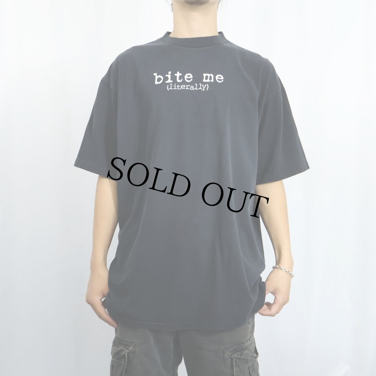 画像2: 90's USA製 "bite me (literally)" プリントTシャツ BLACK XL (2)
