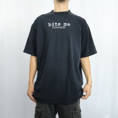 画像2: 90's USA製 "bite me (literally)" プリントTシャツ BLACK XL (2)