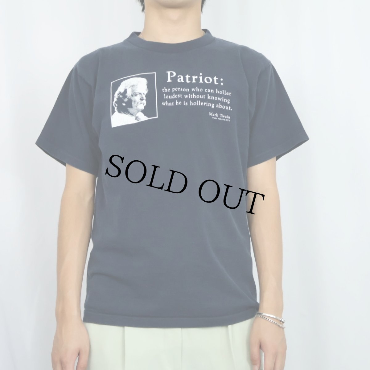 画像2: 90's Mark Twain USA製 "Patriot: the persom who can holler..." 偉人 名言プリントTシャツ NAVY M (2)