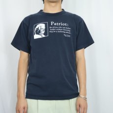 画像2: 90's Mark Twain USA製 "Patriot: the persom who can holler..." 偉人 名言プリントTシャツ NAVY M (2)