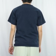 画像3: 90's Mark Twain USA製 "Patriot: the persom who can holler..." 偉人 名言プリントTシャツ NAVY M (3)