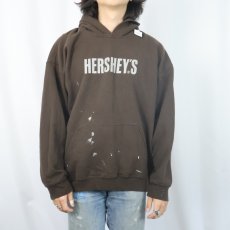 画像2: HERSHEY'S お菓子企業 ロゴプリントスウェットフーディー BROWN L (2)