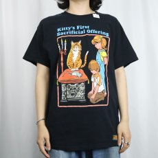 画像2: Steven Rhodes "Kitty's First Sacrificial Offering" イラストプリントTシャツ BLACK L (2)
