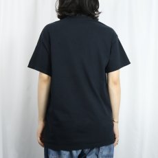 画像3: Steven Rhodes "Kitty's First Sacrificial Offering" イラストプリントTシャツ BLACK L (3)