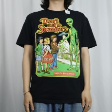 画像2: Steven Rhodes "Don't Talk to Strangers" イラストプリントTシャツ BLACK M (2)