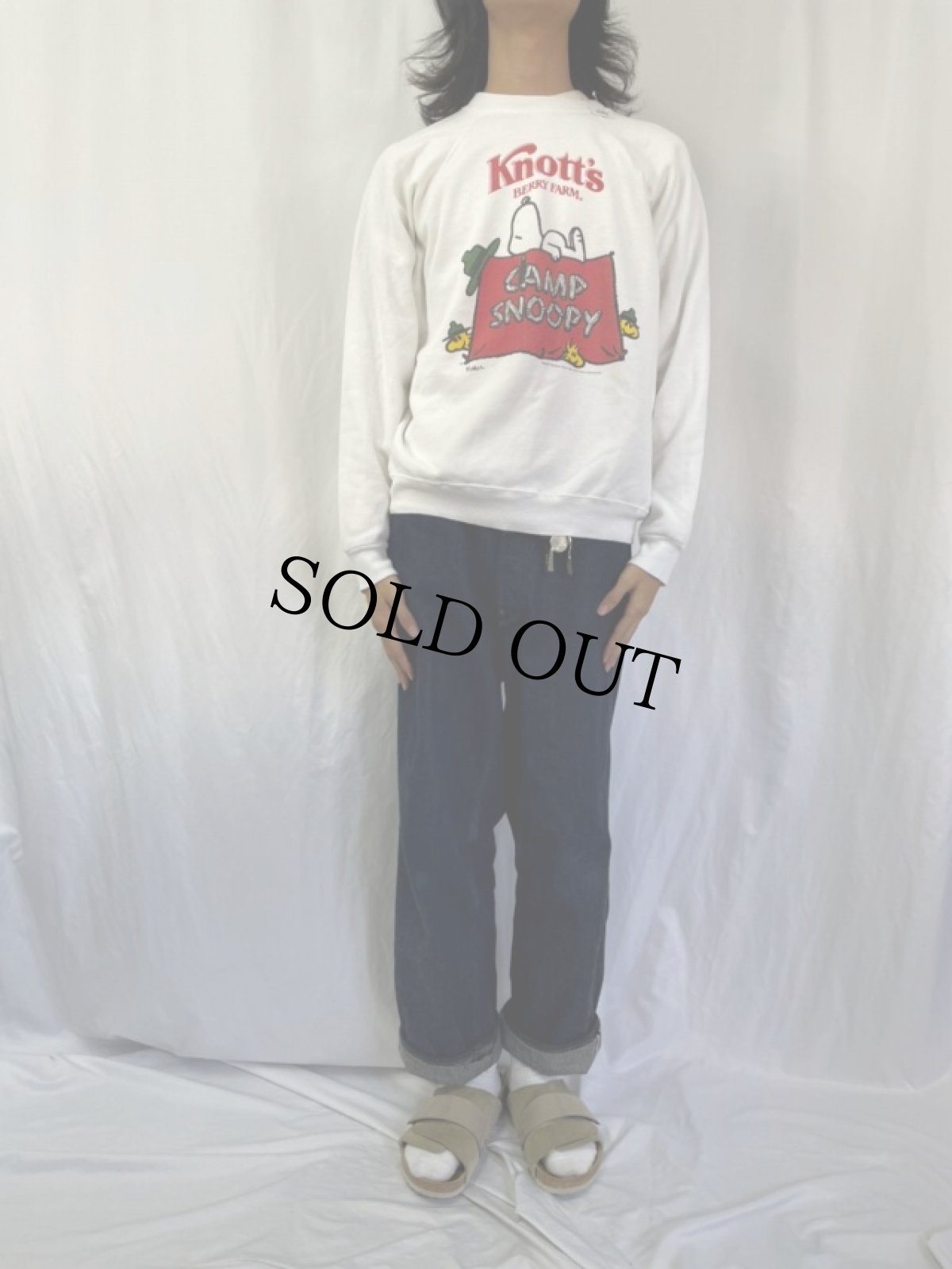 画像2: 80's SNOOPY "Knott's BERRY FARM" キャラクタープリント ラグランスウェット (2)