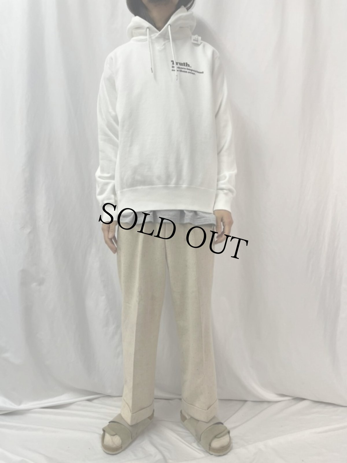 画像2: sacai x The New York Times "The truth is..." メッセージプリントスウェットフーディー SIZE3 (2)