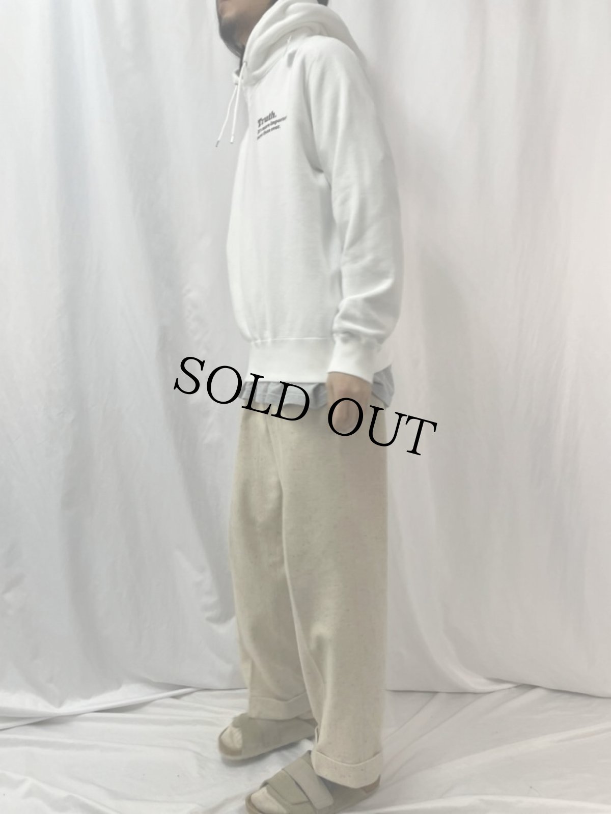 画像3: sacai x The New York Times "The truth is..." メッセージプリントスウェットフーディー SIZE3 (3)