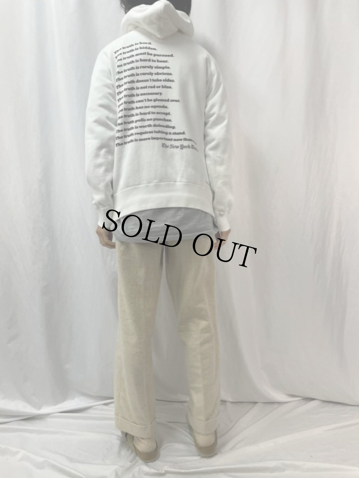 画像4: sacai x The New York Times "The truth is..." メッセージプリントスウェットフーディー SIZE3 (4)