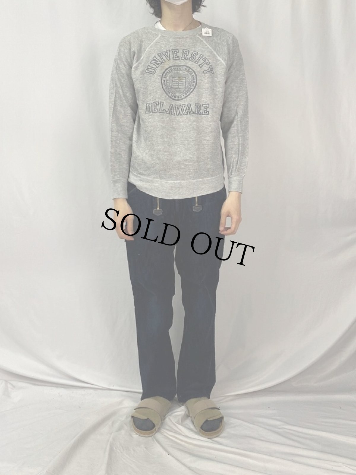 画像2: 70〜80's "UNIVERSITY DELAWARE" フロッキープリント ラグランスウェット  (2)