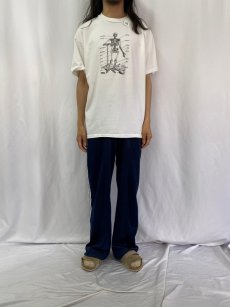 画像2: 90's SYNTHES USA製 "BORN'R'US" スカルプリントTシャツ XL (2)